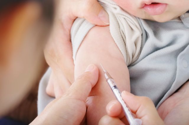 注射を打つあかちゃんの写真